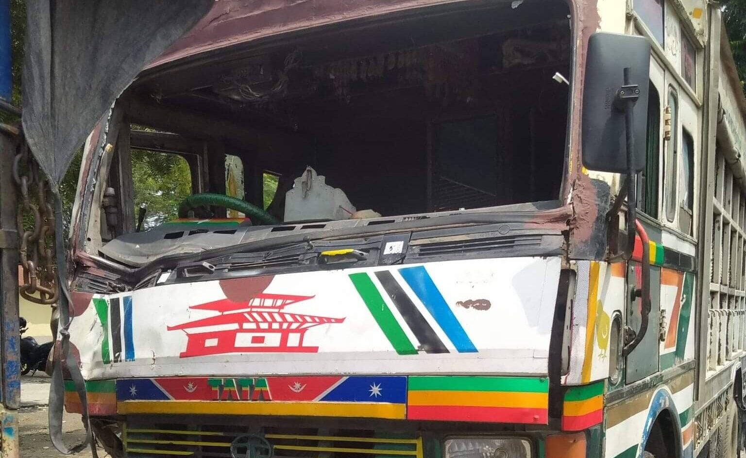 ट्रक र एम्बुलेन्स आपसमा ठोक्किदा एम्बुलेन्स चालक घाइते