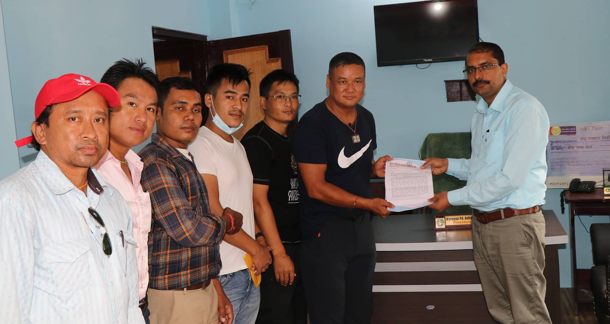 पत्रकार महासंघलाई फोनिज चितवनको ज्ञापनपत्र