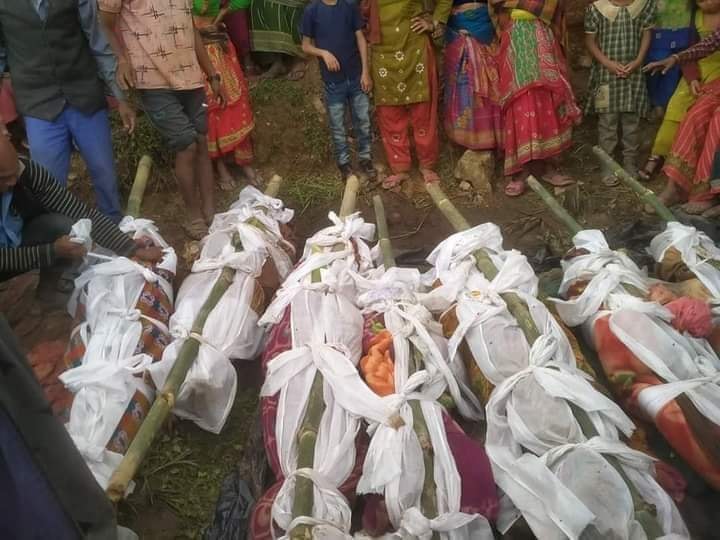 जथाभावी सडक खन्दा अछाममा पहिरोको प्रकोप, मृत्यु भएका २३ जनाको सामूहिक दाहसंस्कार