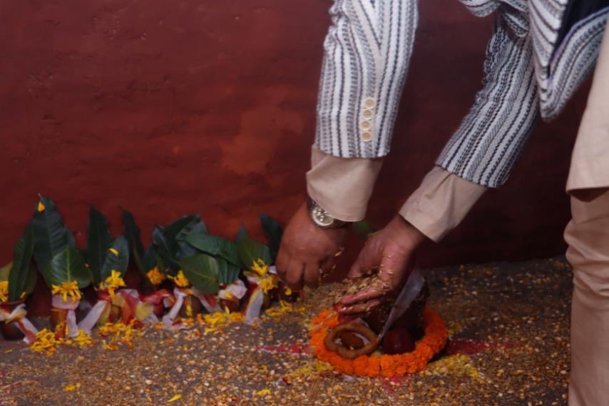 शुभ साइतमै राखियो हनुमानढोका दसैंघरमा जमरा (फोटोहरु)