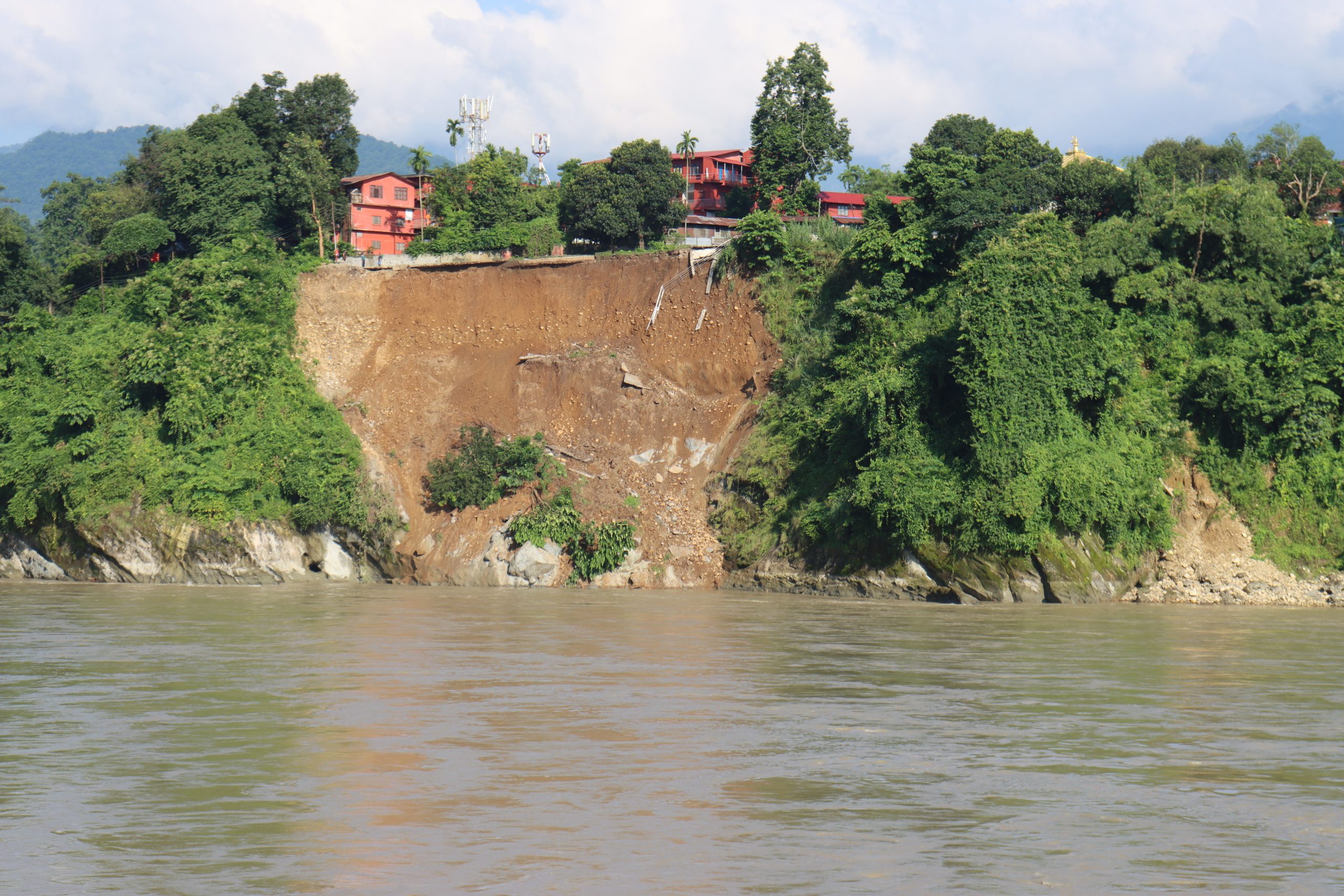 पहिरोले देवघाट बेणी संगम जाने बाटो बन्द, गलेश्वर आश्रम समेत जोखिममा