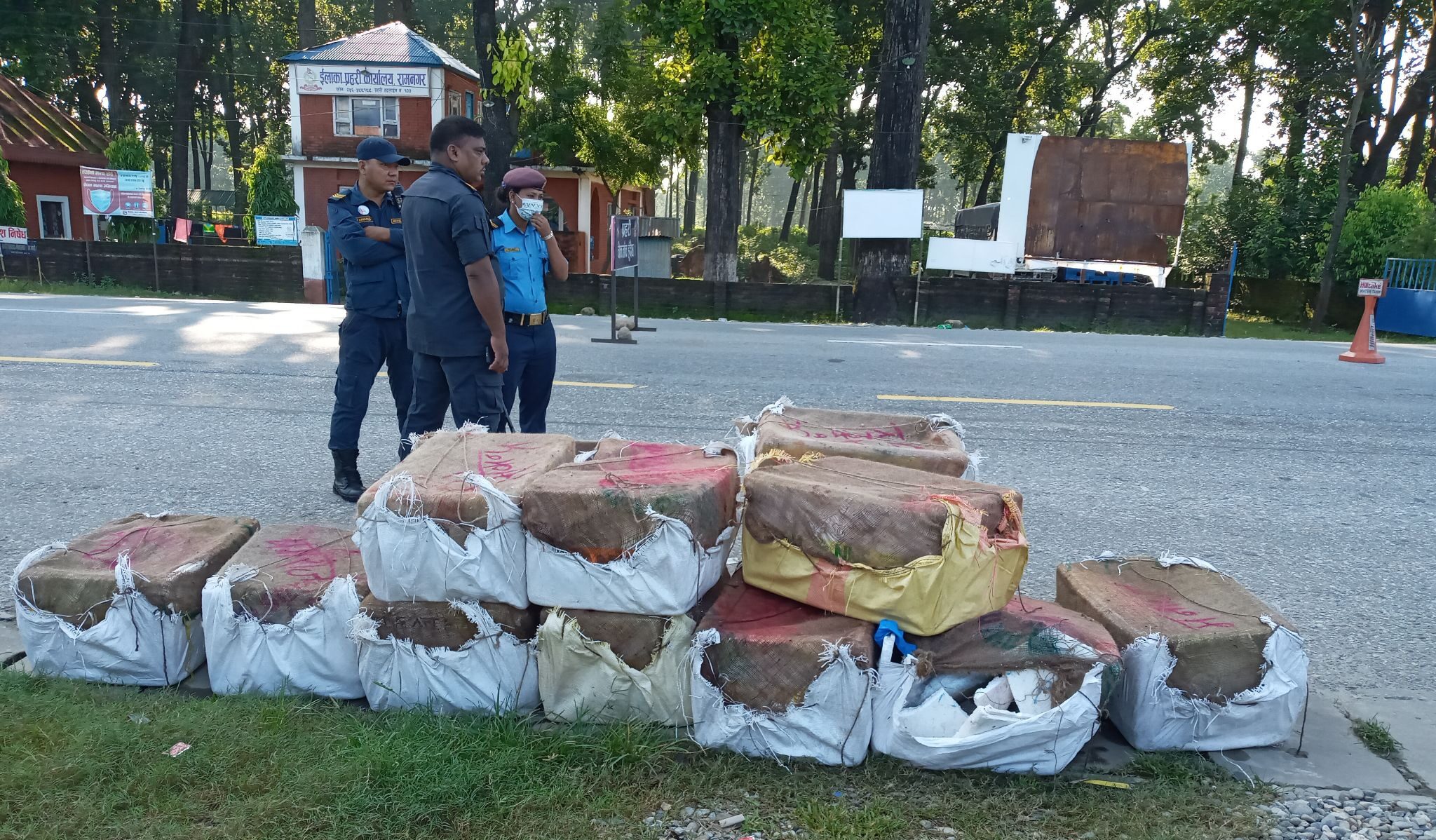 चितवनमा मत्स्य व्यवसायीको नियन्त्रणमा भारतीय माछा, आजै नष्ट गरिदैं