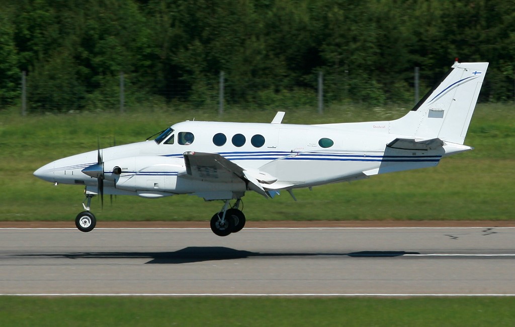 चोरेको जहाज घण्टौँ उडाउँदै दुर्घटनाको धम्की दिने पाइलट हिरासतमा