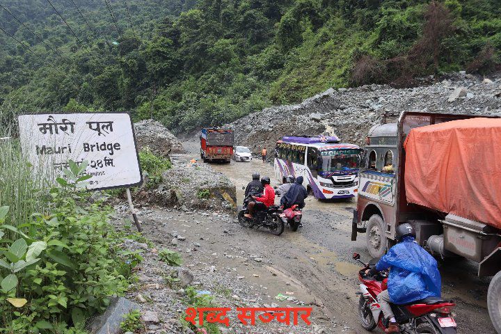 केराबारीको पहिरो : यात्रुलाई सास्ती, डरै डरमा सुत्छन् स्थानीय