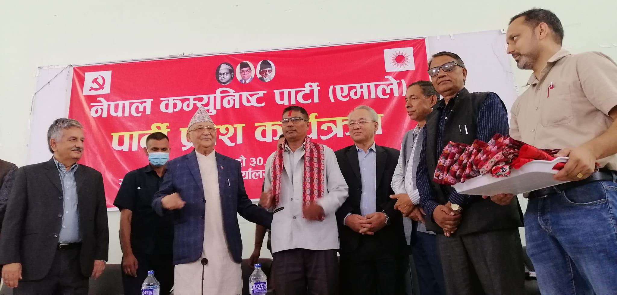 चितवनमा माओवादी केन्द्रलाई धक्का, माओवादी केन्द्रीय सदस्य परियार एमालेमा प्रवेश