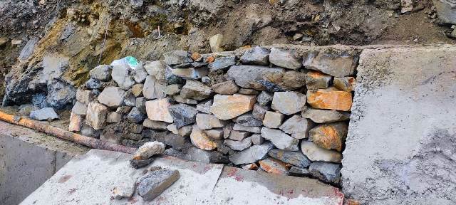 पहिरो रोक्न पर्खाल निर्माणमा गुणस्तरहीन काम, बालुवाको सट्टा माटो प्रयोग