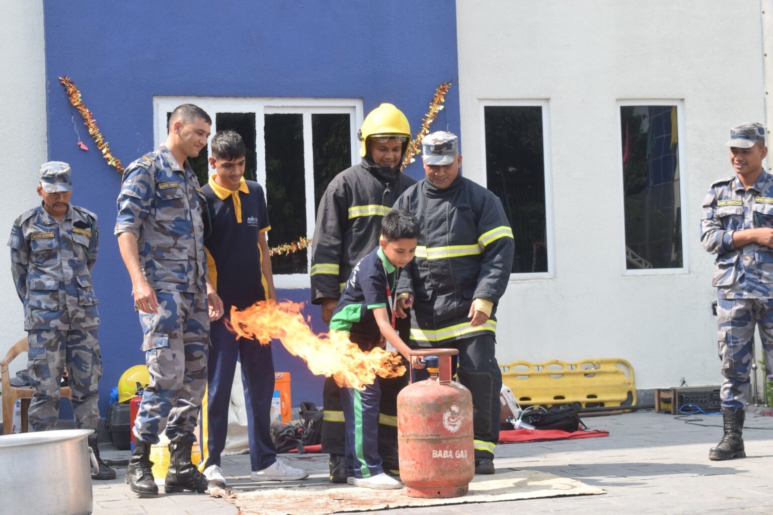 अग्नि नियन्त्रण गर्न बालबालिकालाई शसस्त्रको अभ्यास तालिम (फोटोहरु)