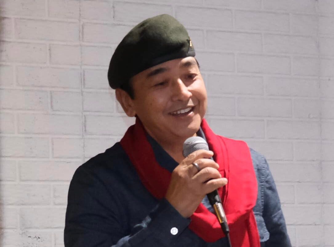 चुनावी अभियान तीव्र पार्दै लोक गायक मिलन लामा