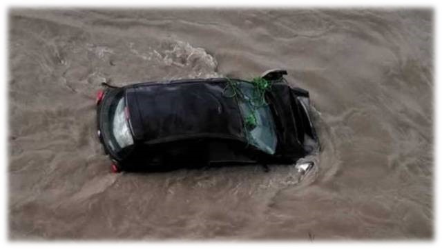 पोखराबाट झापा जाँदै गरेको कार घुमाउनेनजिक त्रिशुलीमा खस्यो