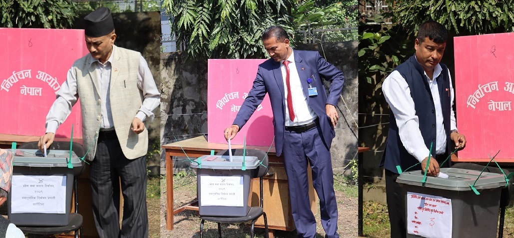 चितवनमा नमुना मतदान, सिडिओदेखि मुख्य निर्वाचन अधिकृतसम्मले गरे मतदान (फोटो फिचर)