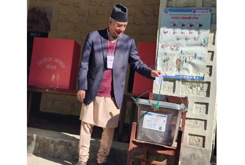 डडेलधुरामा प्रधानमन्त्री देउवाले गरे मतदान