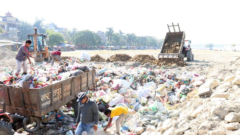 नारायणी नदी किनारमा फोहोर ‘डम्प’ गरेको विरोधमा महानगरअगाडि आज धर्ना दिँदै अभियान्ता
