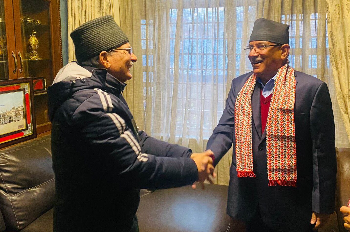 बाबुराम दम्पती खुमलटार पुगेर प्रचण्डलाई दिए बधाइ