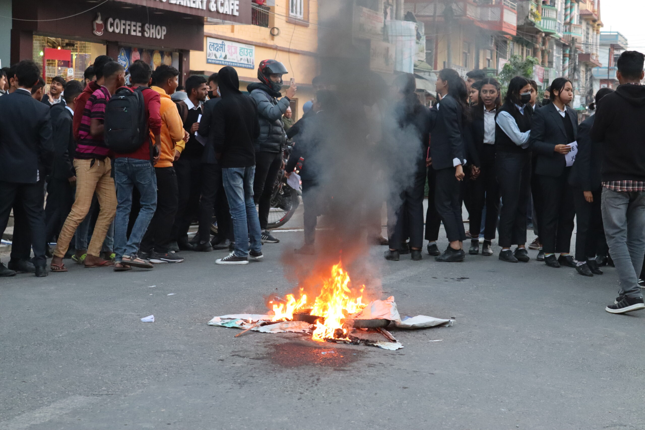 शिक्षकले छात्रामाथि यौन दुर्व्यवहार गरेको भन्दै अरोमा कलेजका विद्यार्थी आन्दोलित
