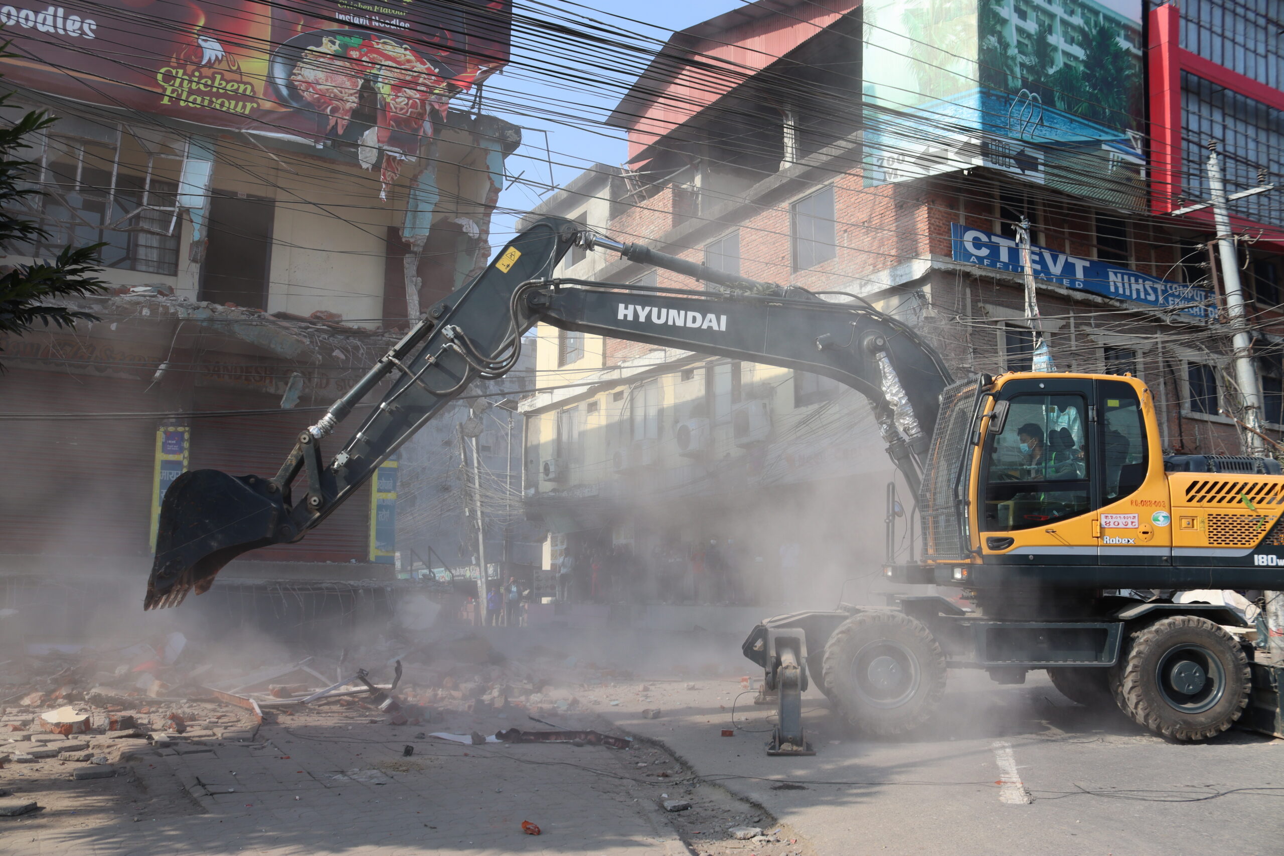 आज लायन्स चोक–हाकिम चोक खण्डका अवैध संरचनामा डोजर चलाइँदै
