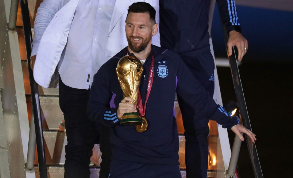 विश्वकपको ट्रफी बोकेर अर्जेन्टिना पुगे मेस्सी