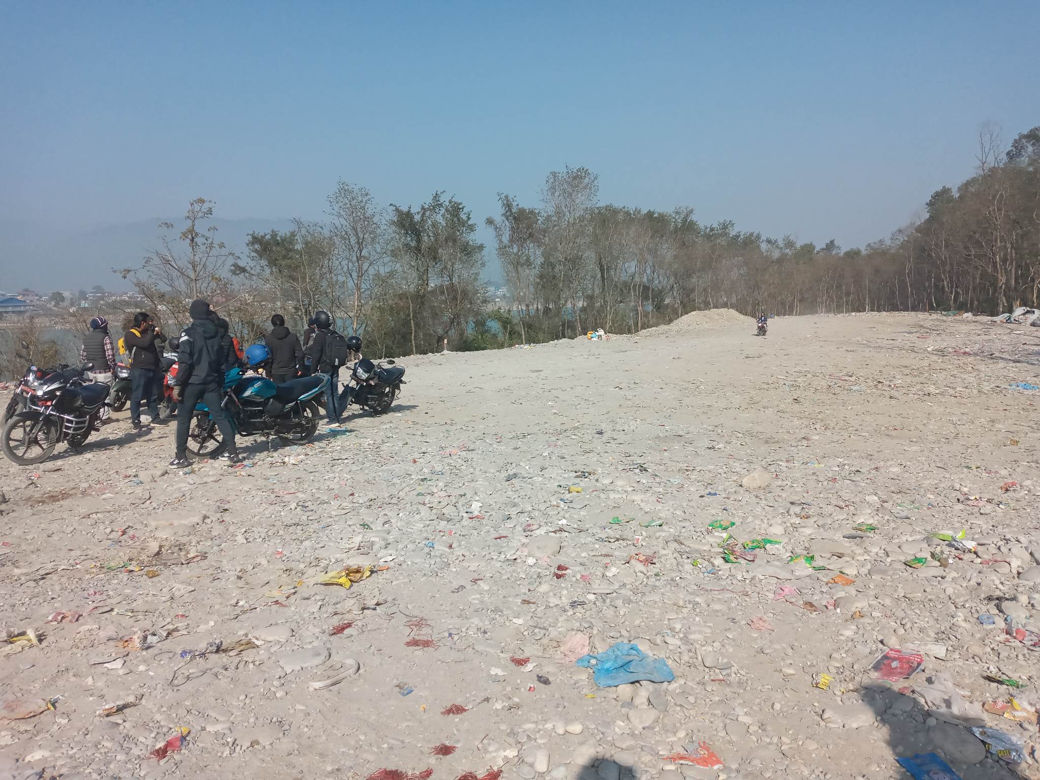 अभियन्तालाई फोहोरमाथि गएर कविता भन्न प्रहरीले दिएन