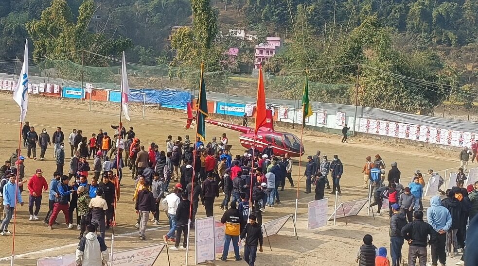 खेल चलिरहेको फुटबल मैदानमा हेलिकप्टर अवतरण भएपछि..