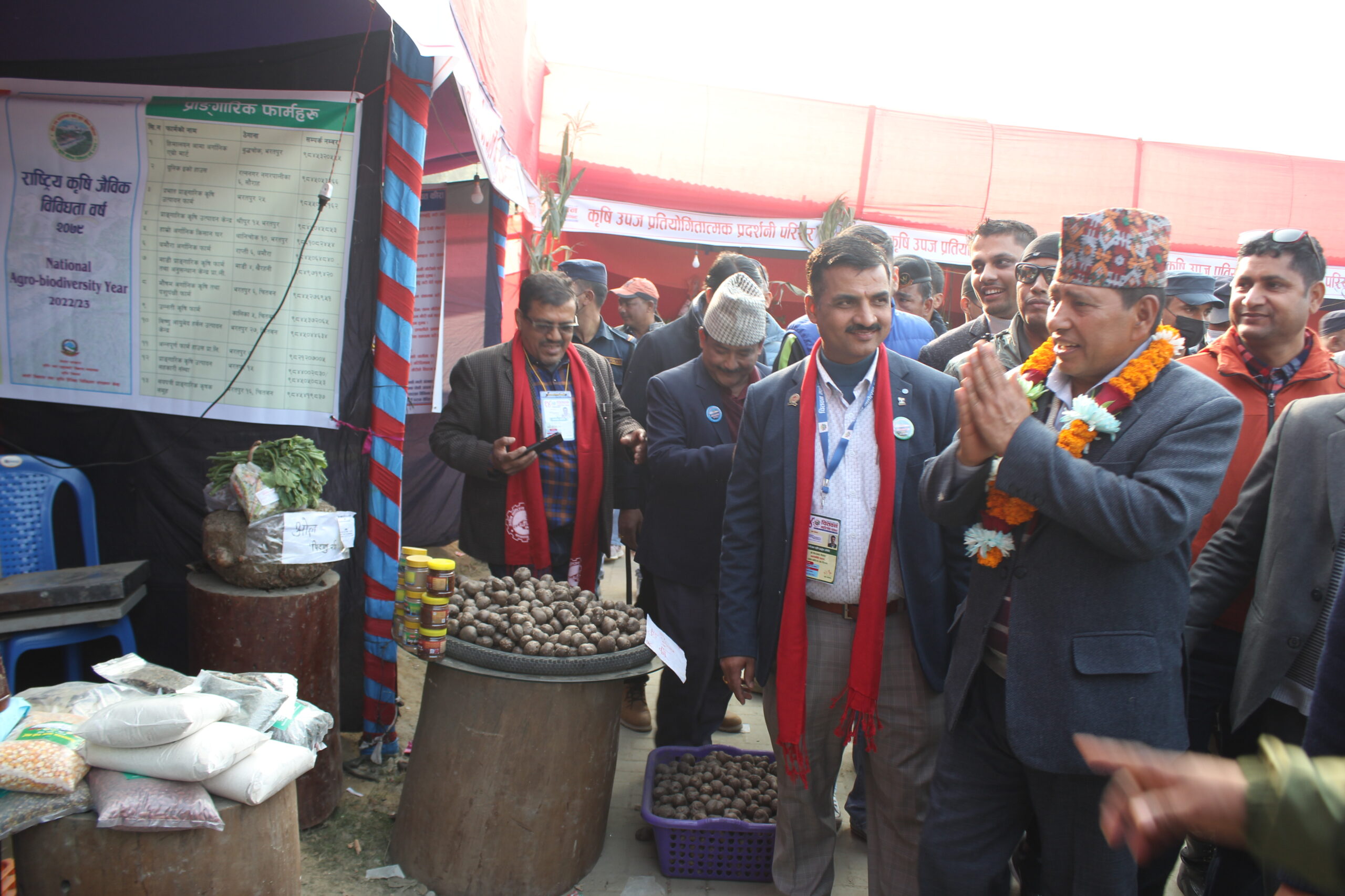 उपप्रधानमन्त्री श्रेष्ठद्वारा चितवन महोत्सवको अवलोकन
