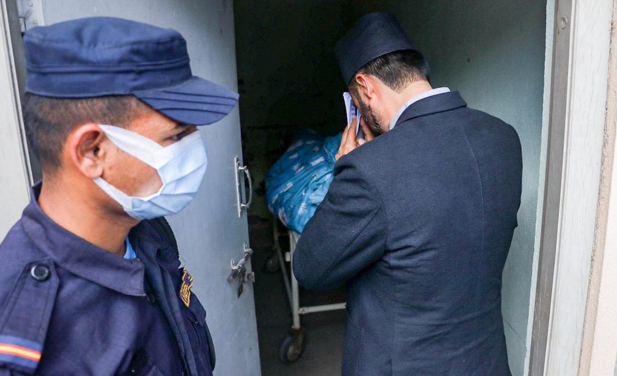 गृहमन्त्रीले अस्पतालमा पुगेर आचार्यको परिवारलाई भेटे