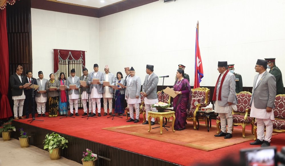 नवनियुक्त १५ मन्त्रीहरूले लिए शपथ