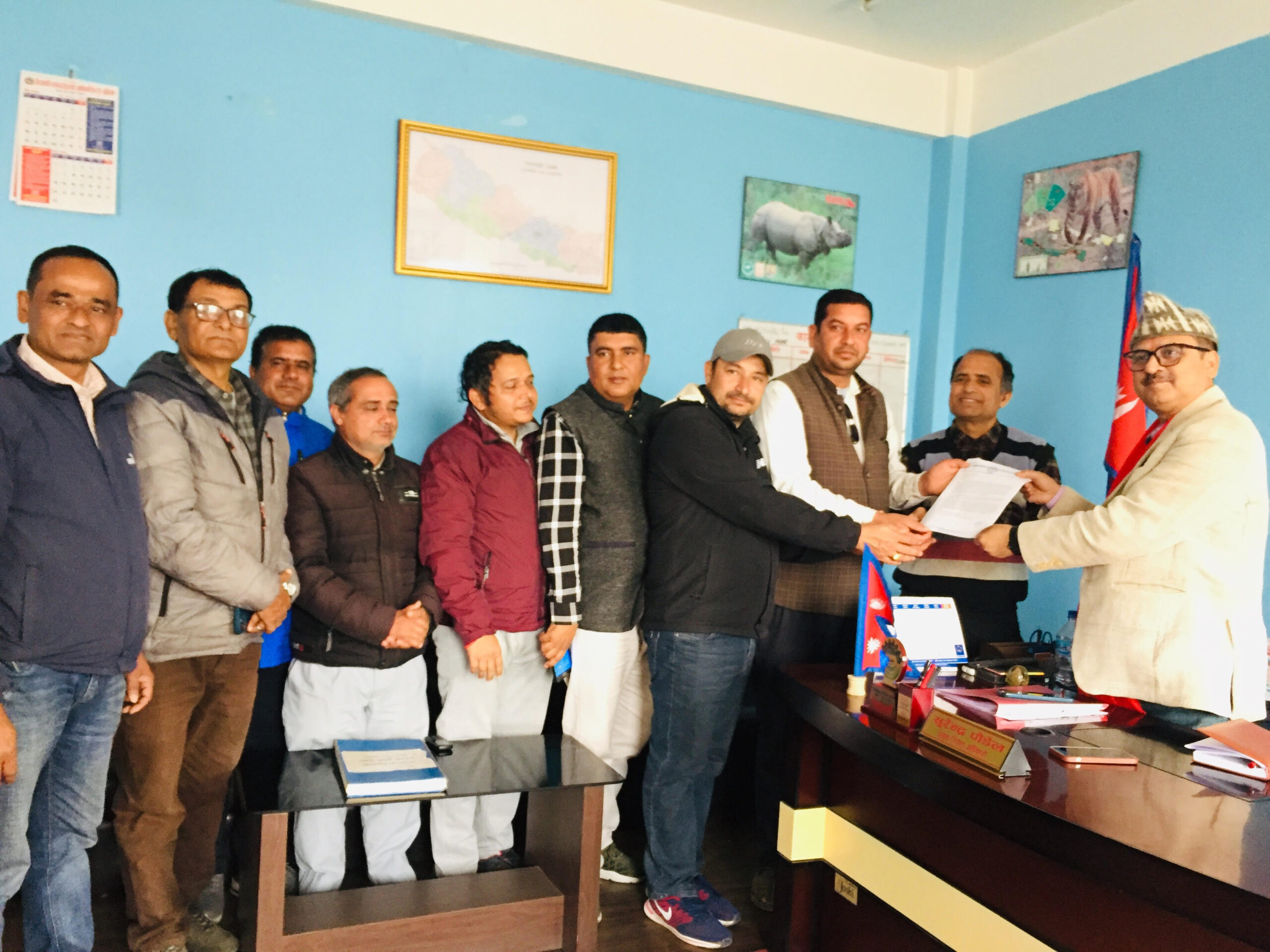 दूधको मूल्य बढाउन माग गर्दै सिडिओलाई किसानको ध्यानाकर्षण पत्र