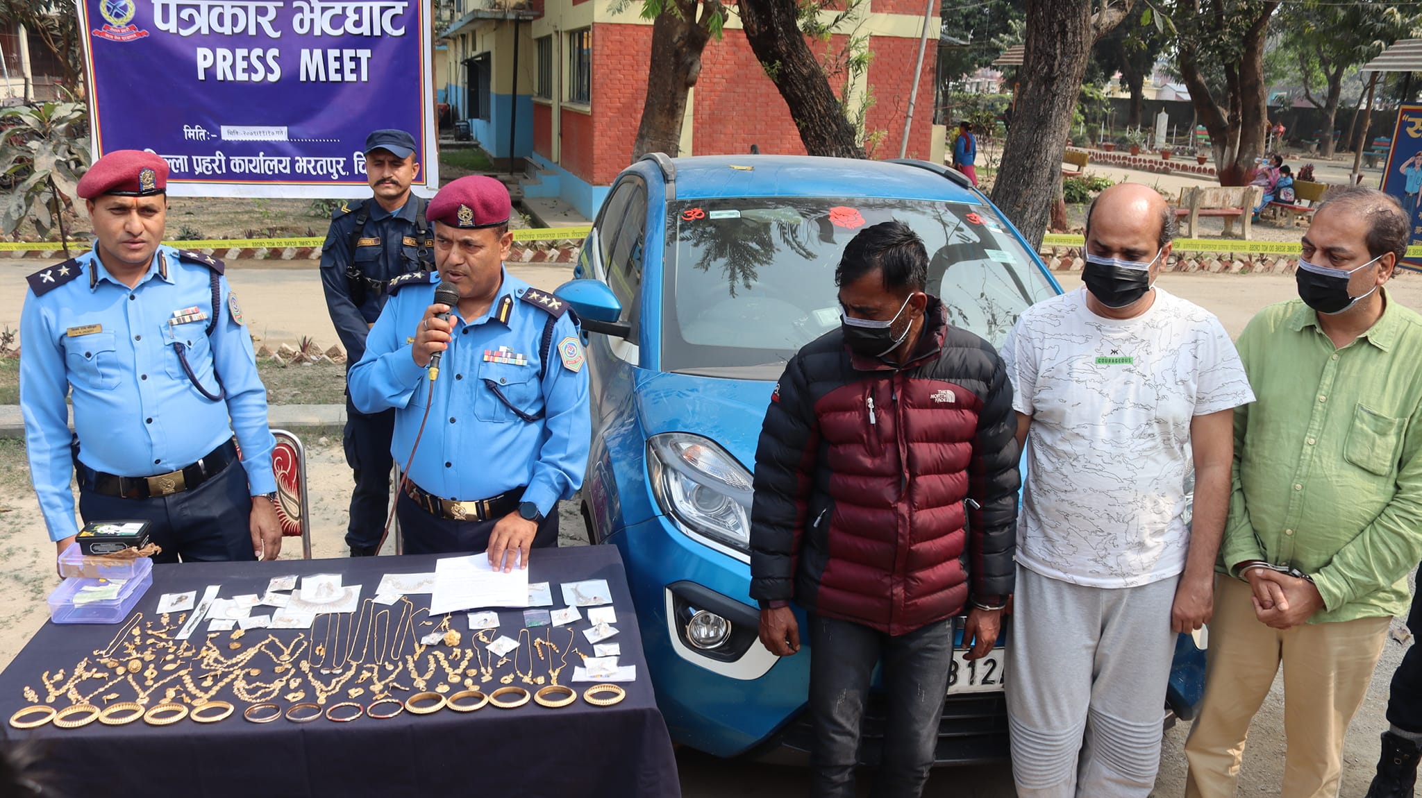 बहुमुल्य गरगहना सहित तीन भारतीय नागरिक प्रहरी नियन्त्रणमा