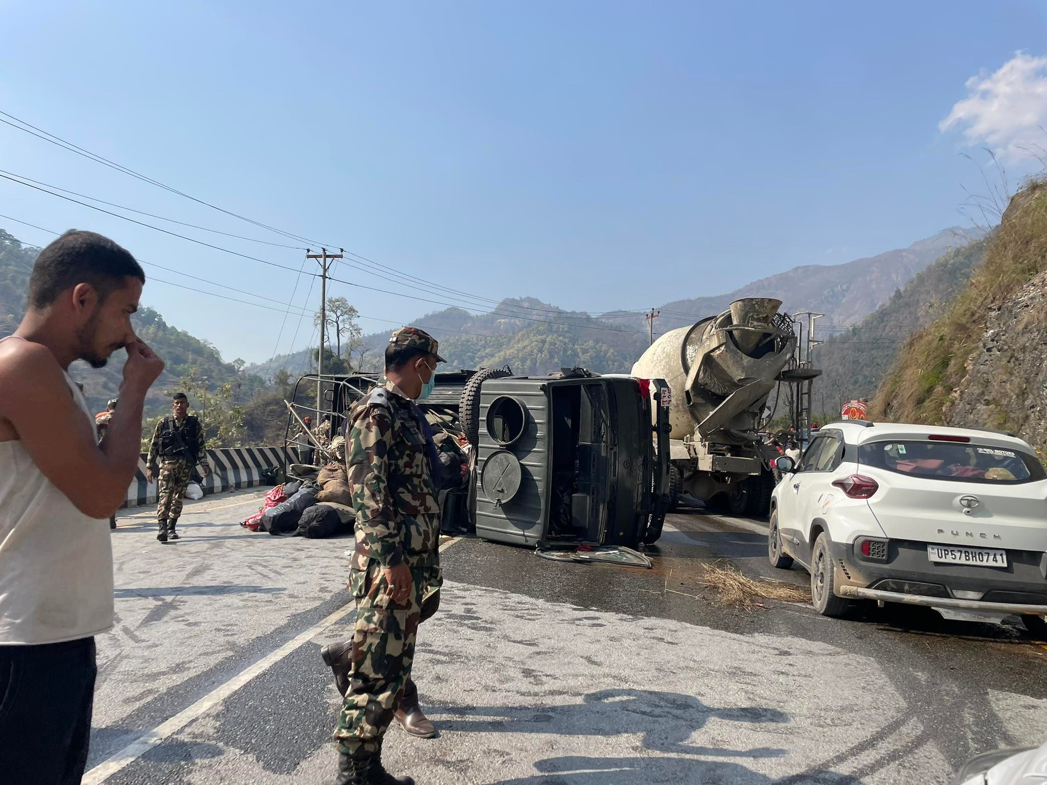 नेपाली सेनाको ट्रक घुमाउनेमा पल्टिदा तीन जना सैनिक घाइते