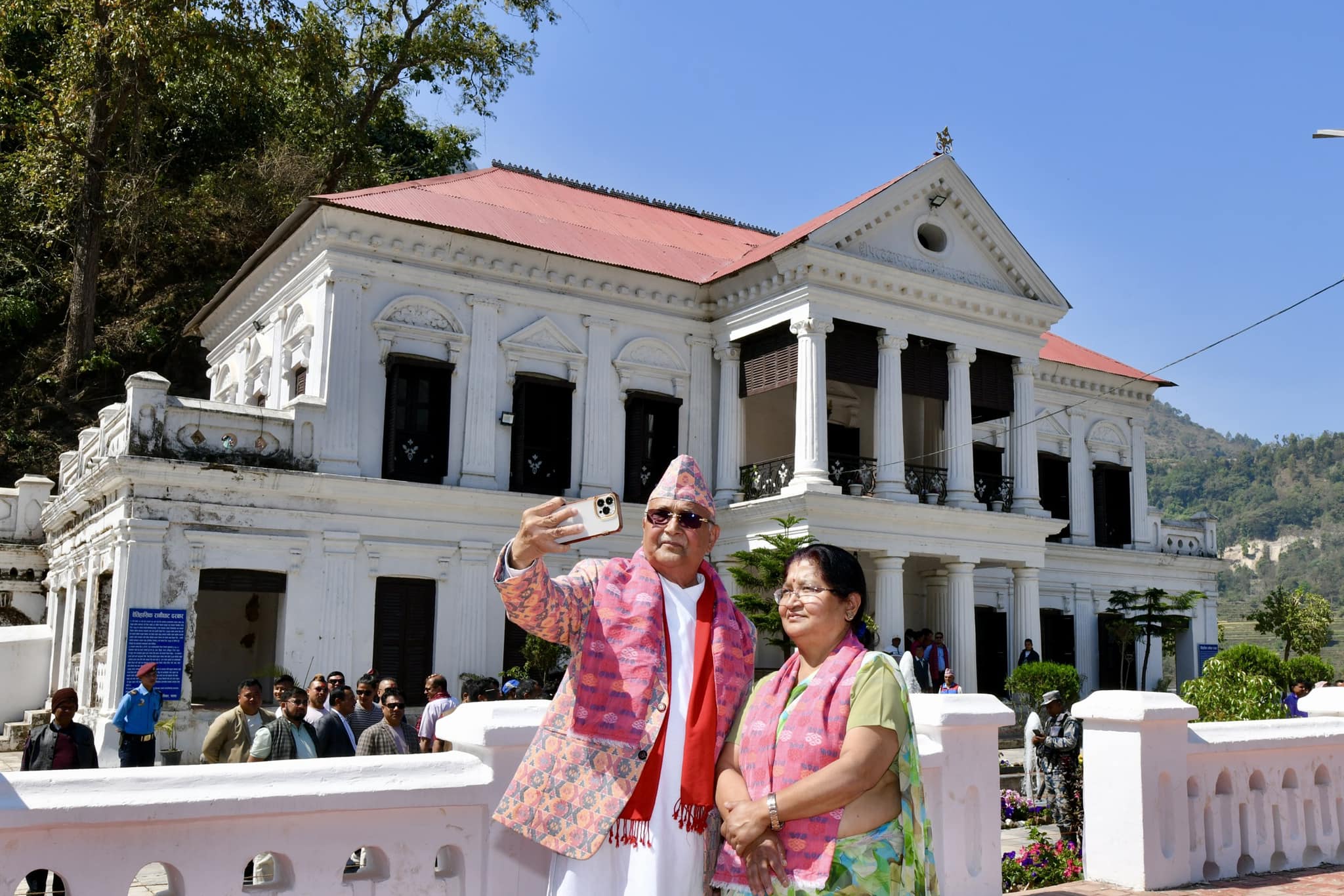 रानीमहलमा सेल्फी खिच्दै ओलीले भने ‘कच्चा प्रेम नगर्नू’