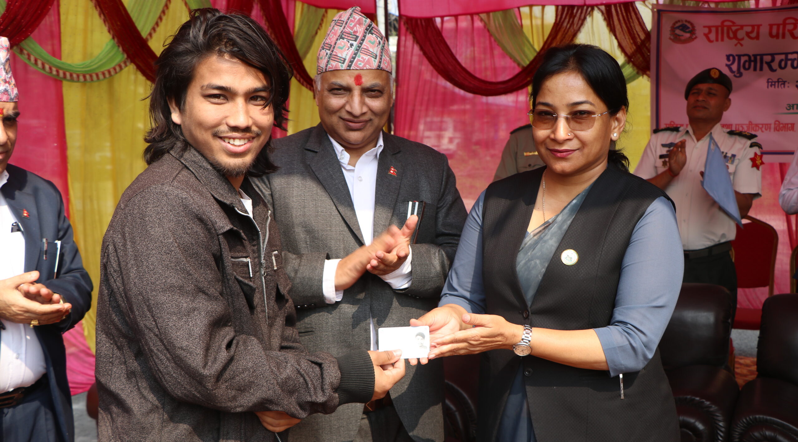 राष्ट्रिय परिचयपत्र वितरण कार्यको प्रमुख दाहालद्वारा शुभारम्भ