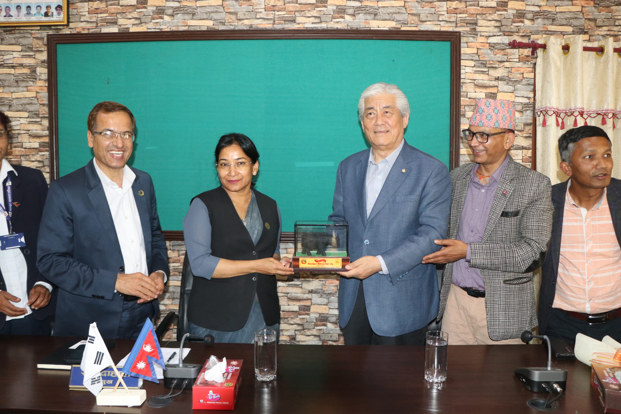 भरतपुर महानगर प्रमुख दाहालसँग कोरियन टोलीको भेटवार्ता