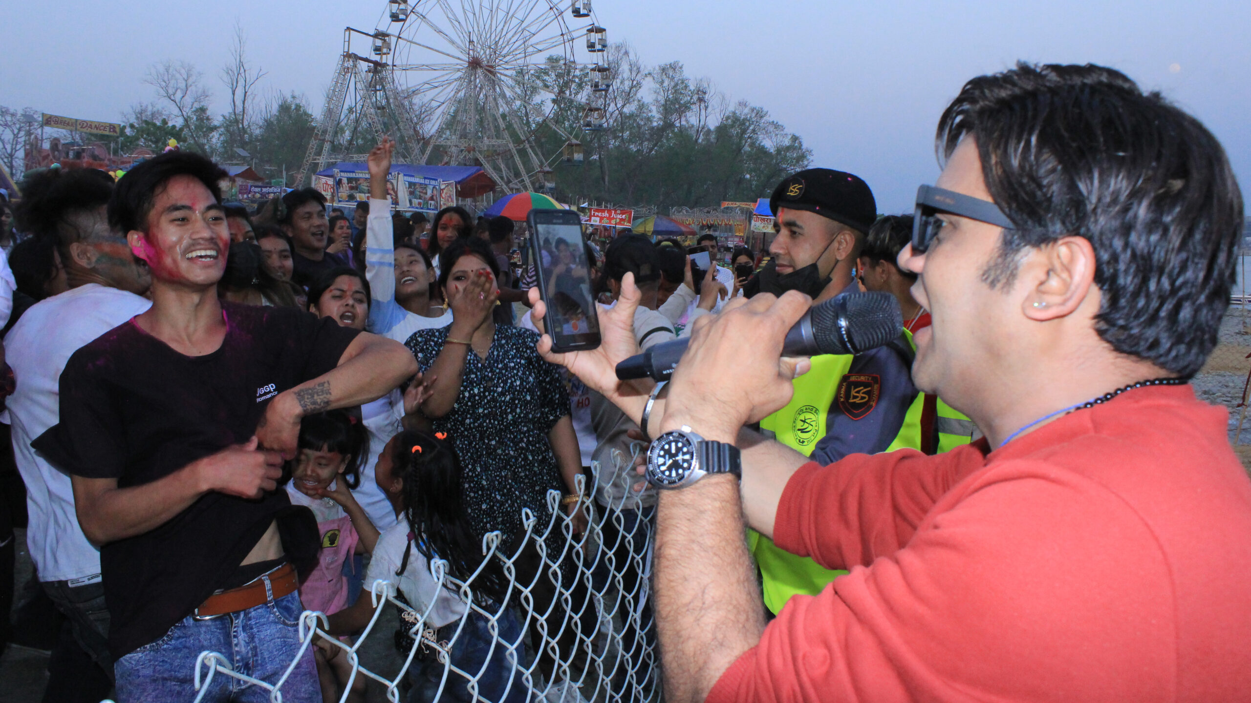 महोत्सवको साङ्गीतिक कार्यक्रममा नाचे दर्शकहरु