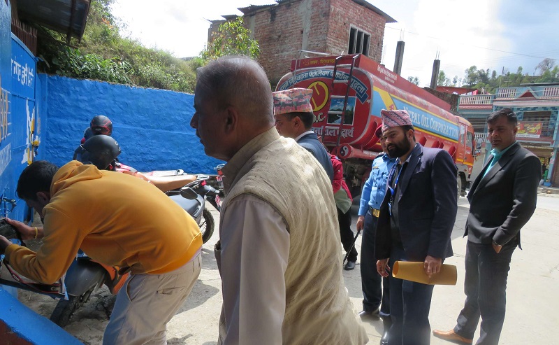 मिसावट पेट्रोल बेच्नेलाई साढे ८ लाख रुपैयाँ जरिबाना, १९ सय लिटर पेट्रोल नष्ट गरियो