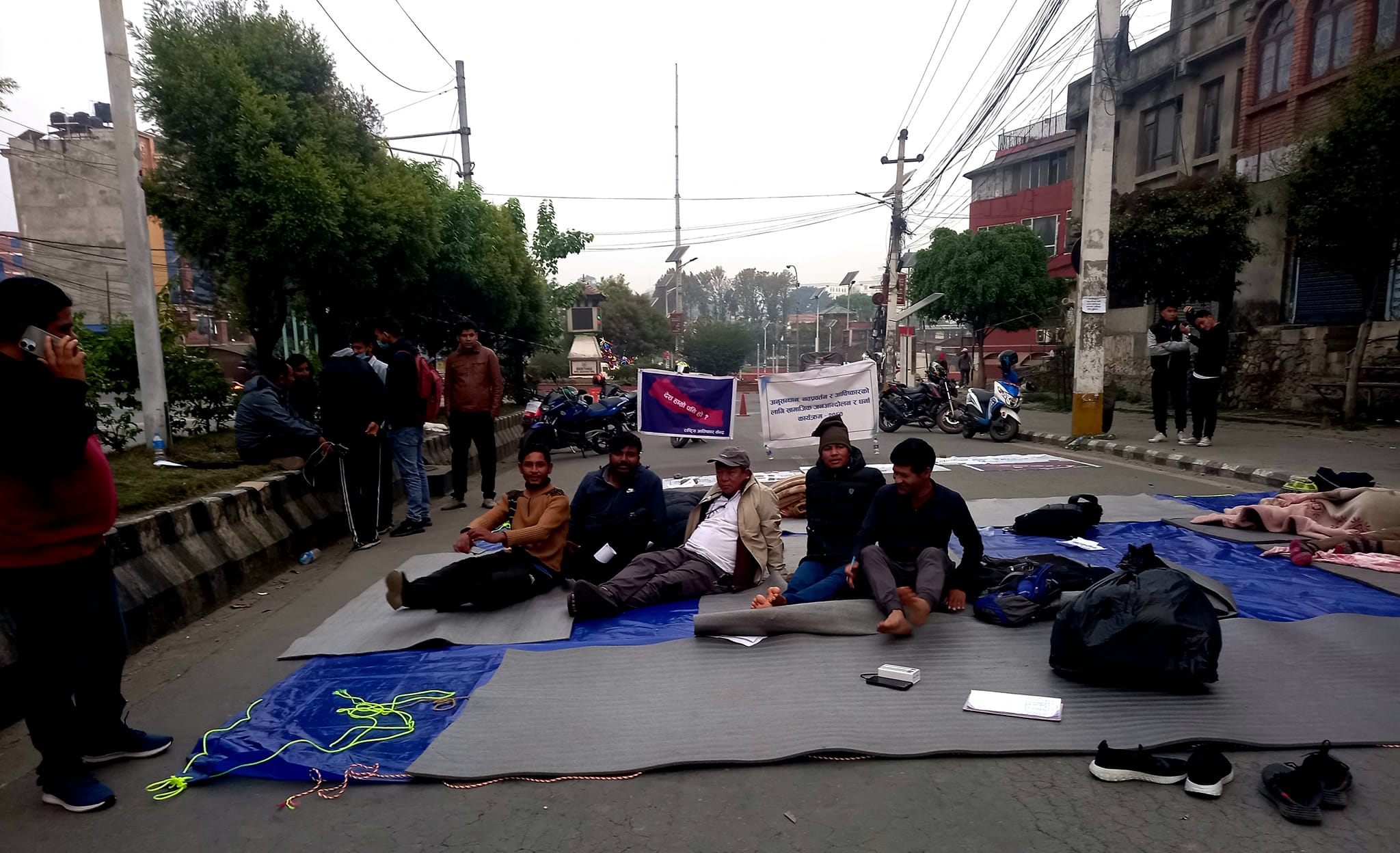 माइतीघर मण्डलाको सडकमै सुते वैज्ञानिक महाविर पुन