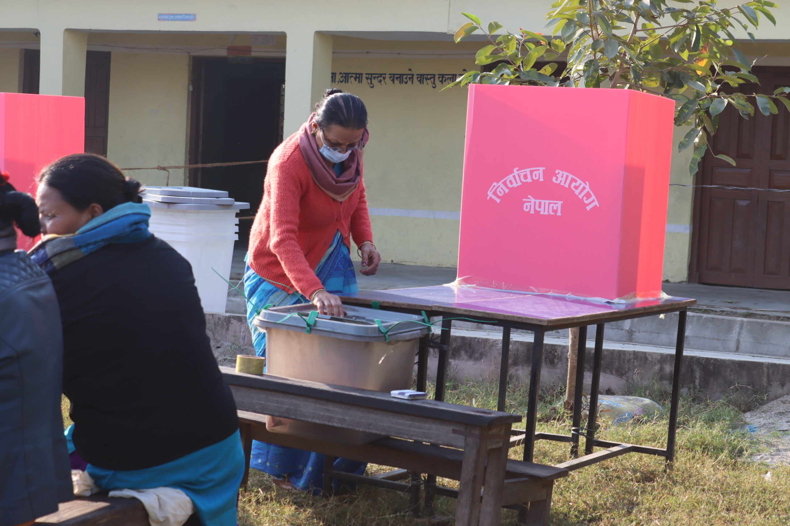 चितवन २ : जितनारायणले गरे मतदान, रवि र रामप्रसादले भोट हाल्न नपाउने