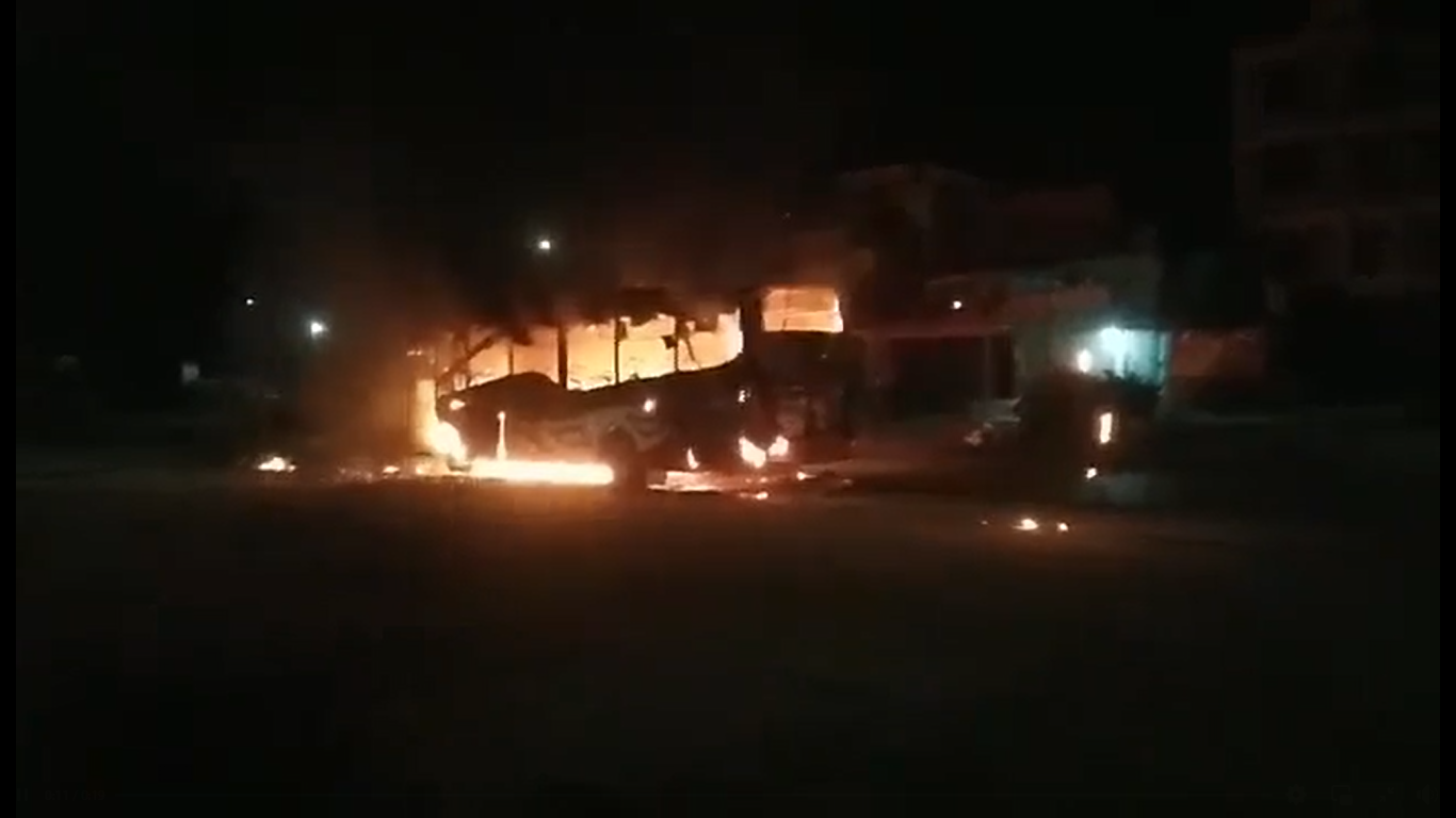 चितवनको कुरिनटारमा यात्रुबहाक बसमा अचानक आगलागी