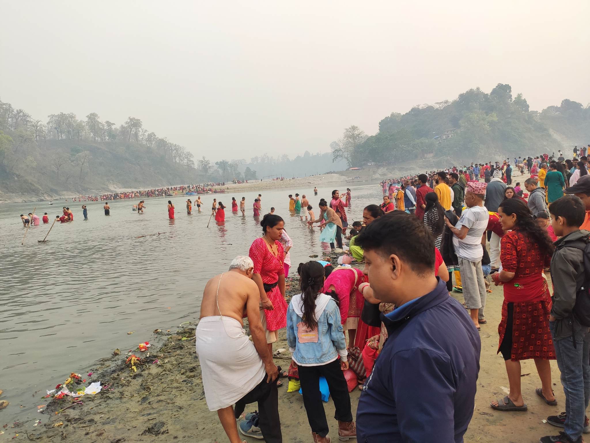 नयाँ वर्षको पहिलो दिन देवघाटमा स्नान गर्नेको भिड