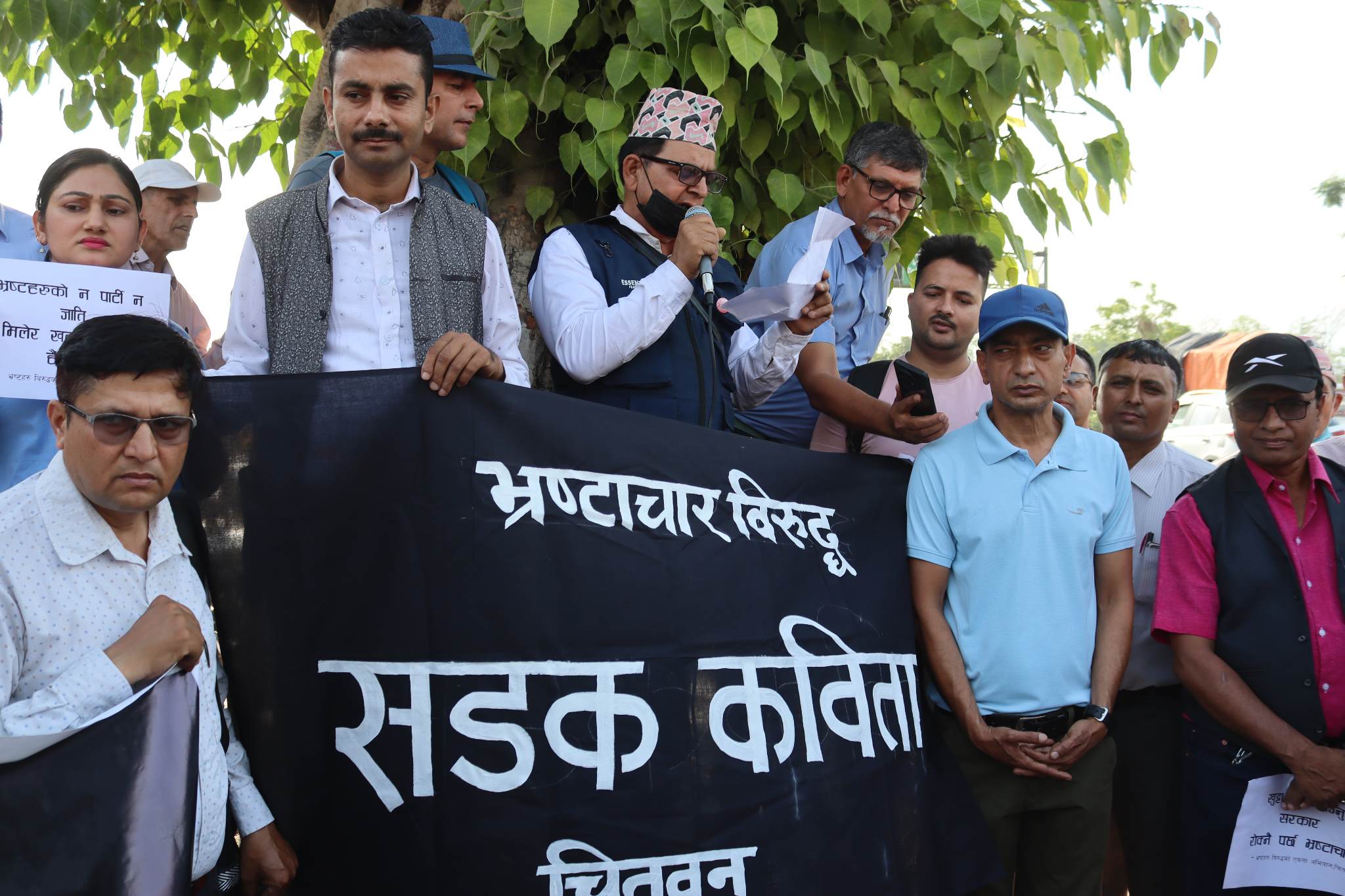 भ्रष्टाचारविरुद्ध भरतपुरमा सडक कविता वाचन