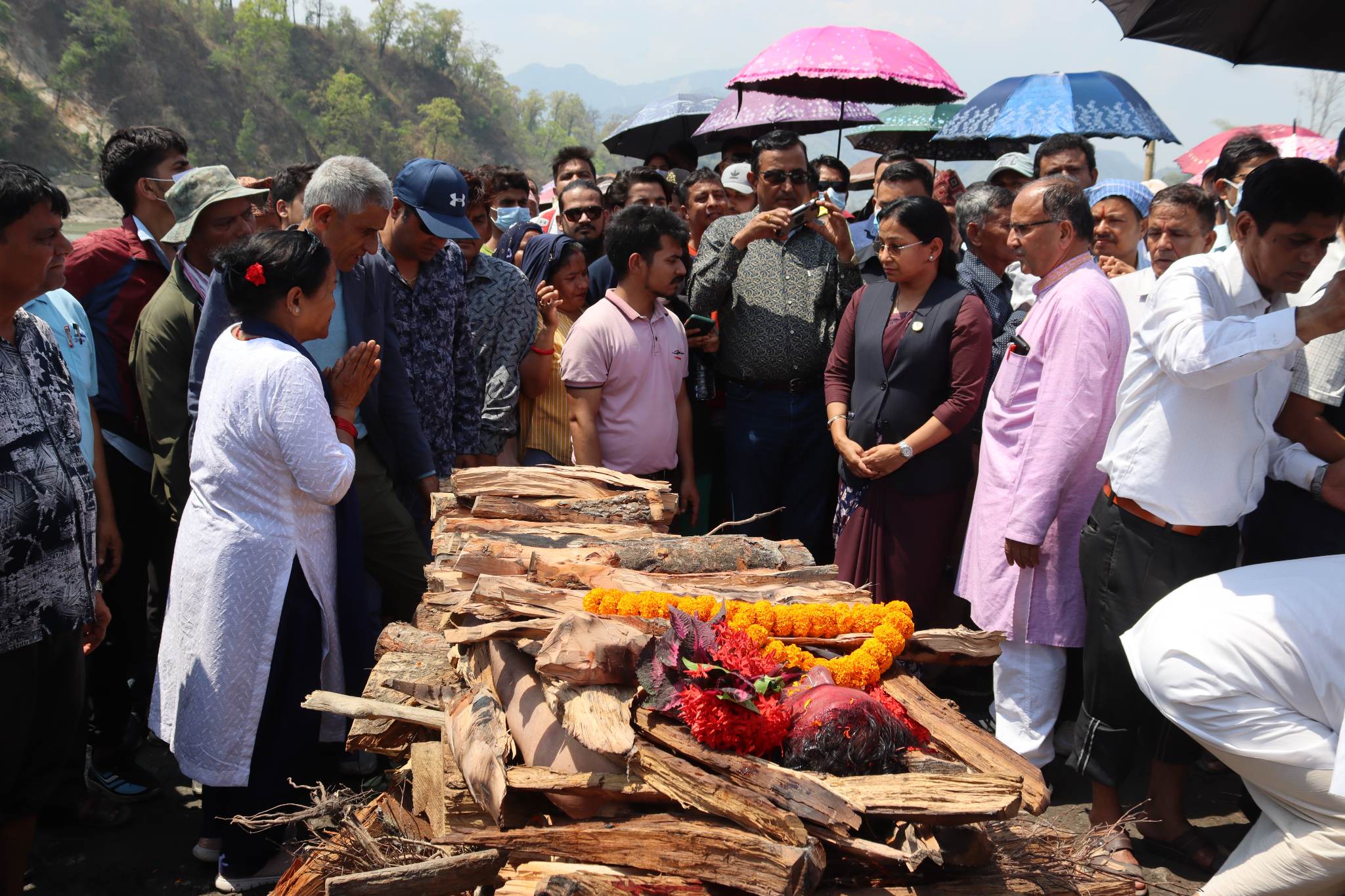 व्यवसायी शंकर कँडेलको शव देवघाटमा अन्त्यष्टी