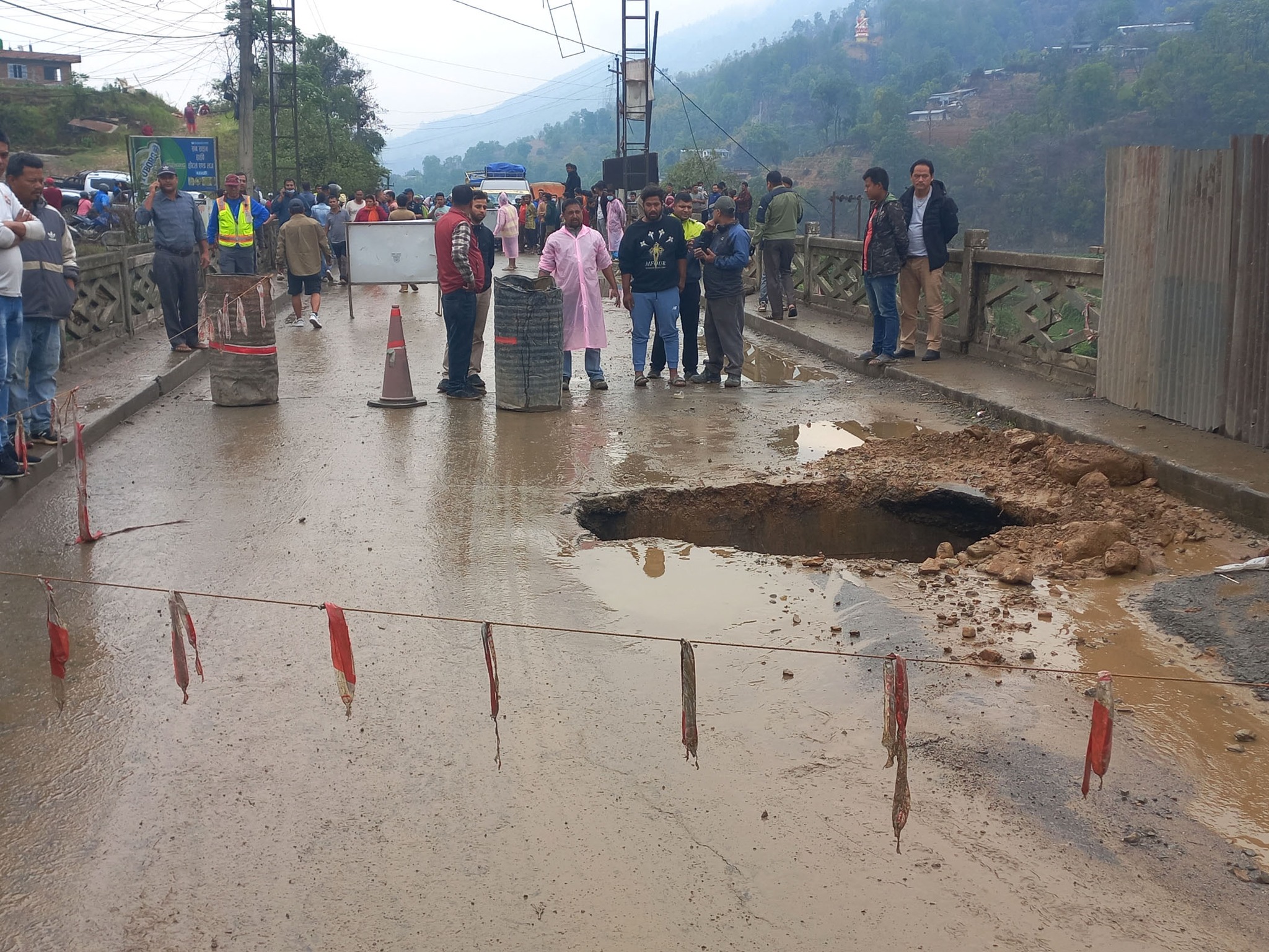 धादिङको गणेशखोला पुलमा फेरि भ्वाङ, सवारी आवागमन बन्द