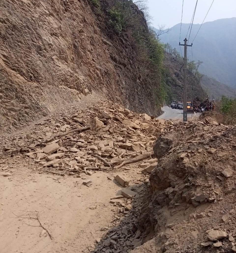 सुख्खा पहिरोले नारायणगढ मुग्लिन सडकखण्ड अवरुद्ध