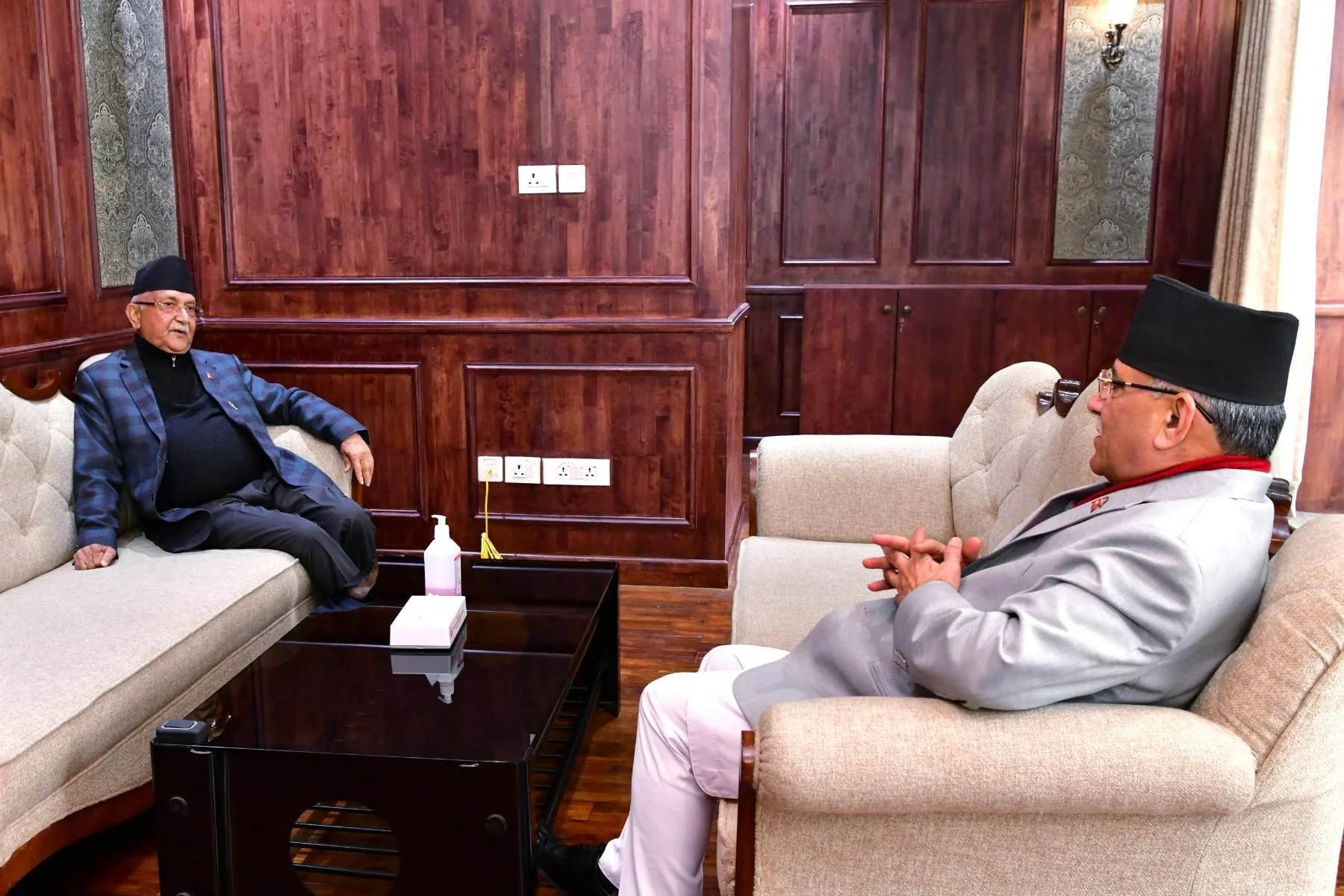 परिषद बैठकपछि प्रचण्ड–ओलीबीच भेट