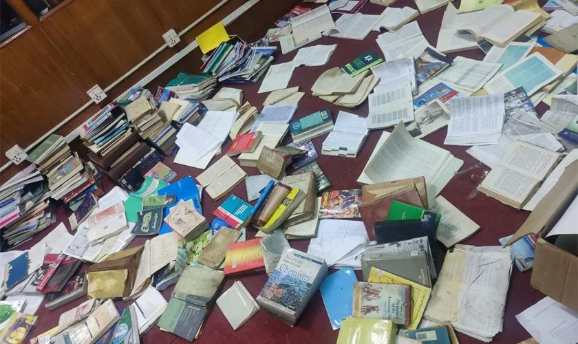 सार्वजनिक पुस्तकालयः छानो चुहिएर भिज्न थाले पुस्तक