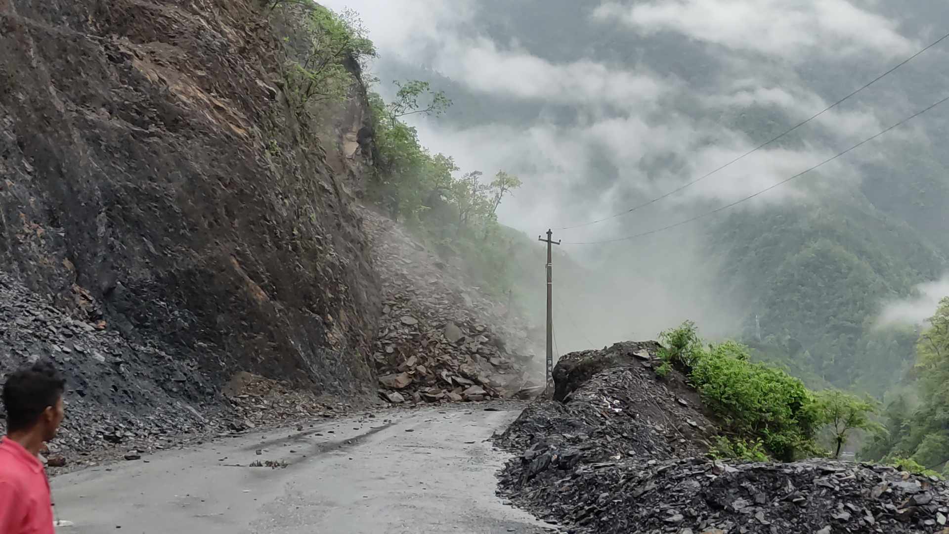 नारायणगढ–मुग्लिन सडक बिहान ३ बजेदेखि अवरुद्ध