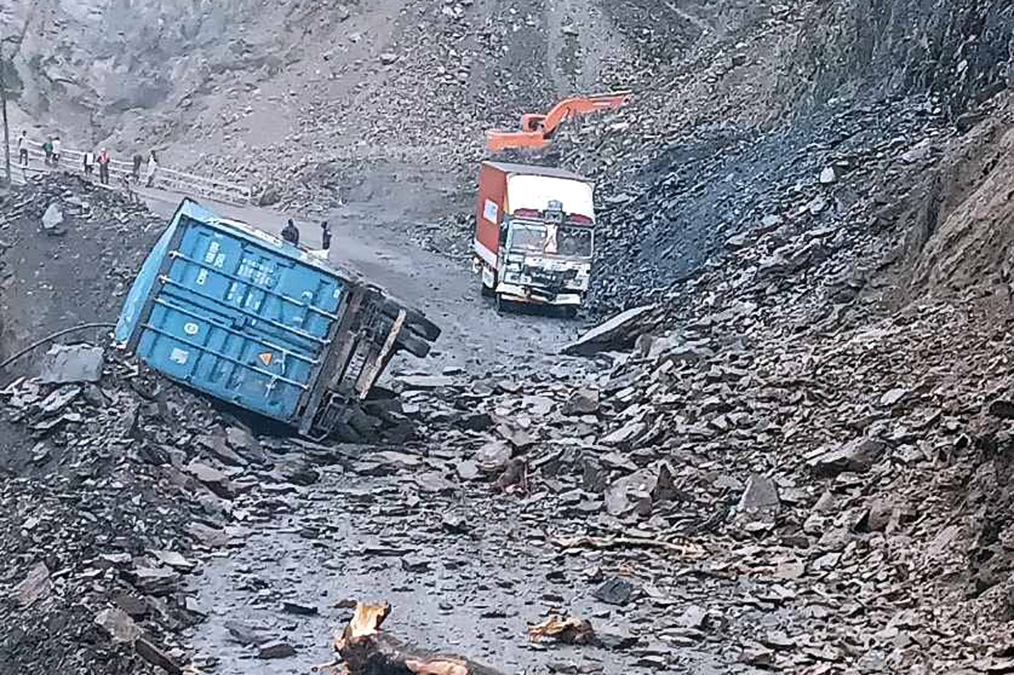 नारायणगढ–मुग्लिन सडकमा पहिरोले ट्रक पल्टियो, पहिरो हटाउन सुरु