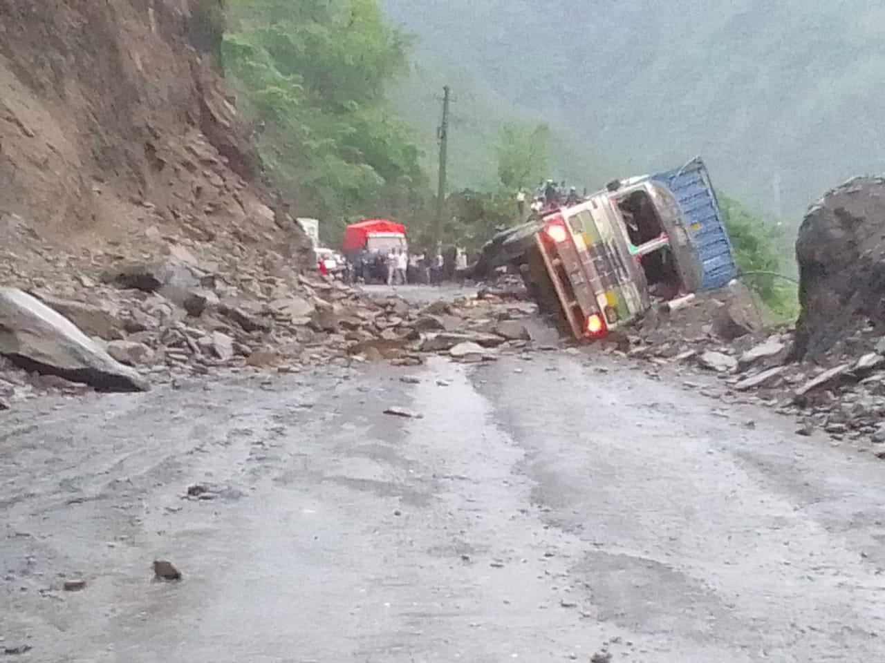 नारायणगढ–मुग्लिन अपडेट: घाइते ट्रक चालकको हाइवे अस्पतालमा उपचार हुँदै