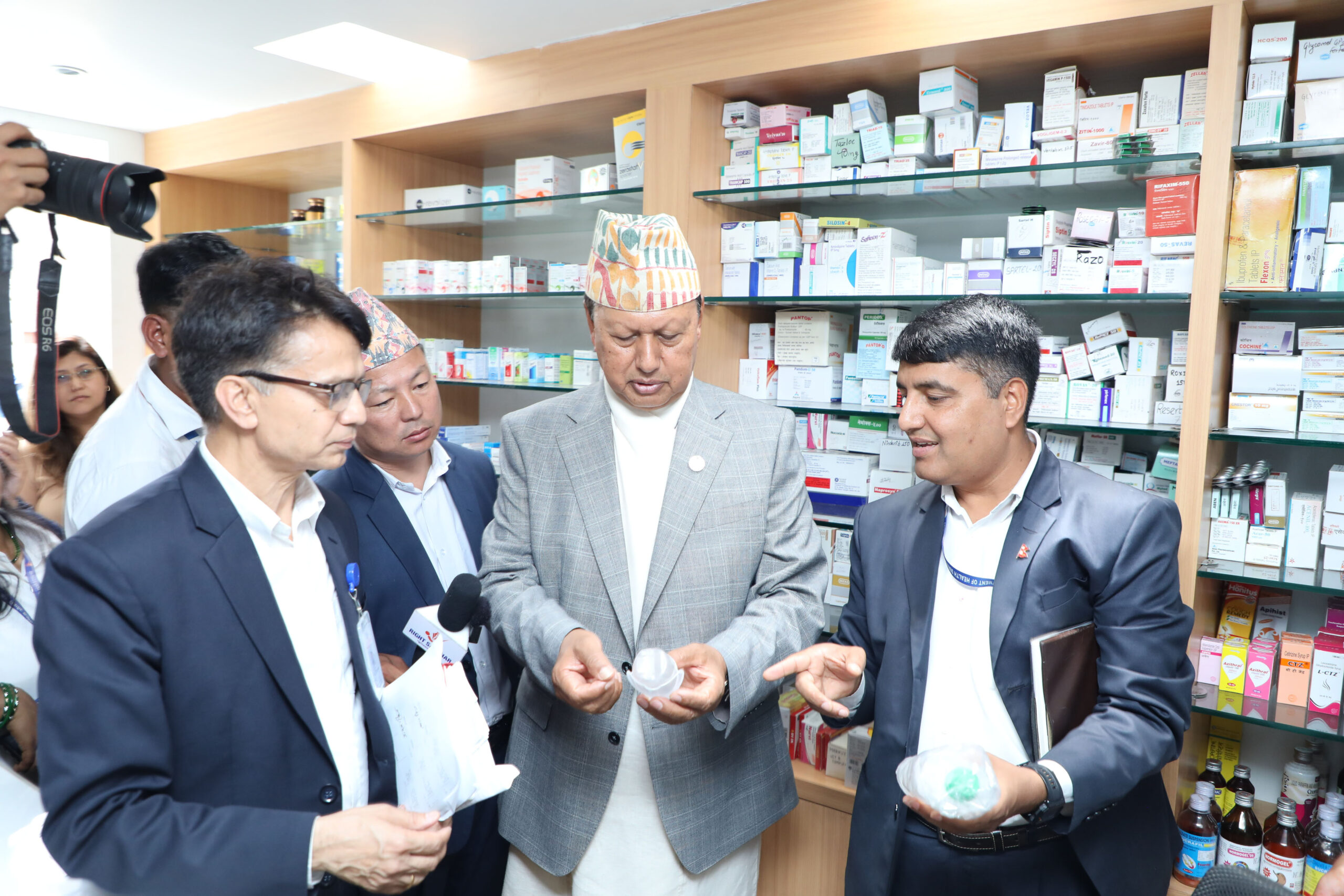 औषधि पसलमा स्वास्थ्य मन्त्रालयको अनुगमन