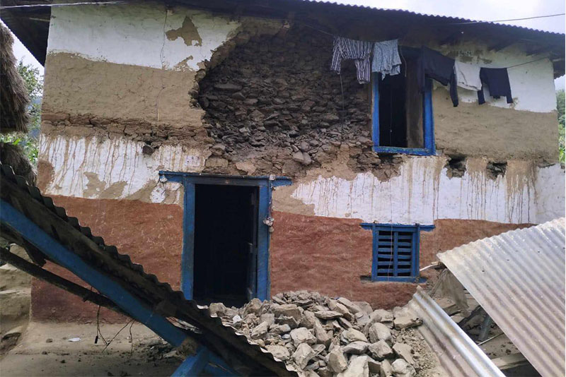 गुल्मीमा घर भत्किँदा ३ जना घाइते