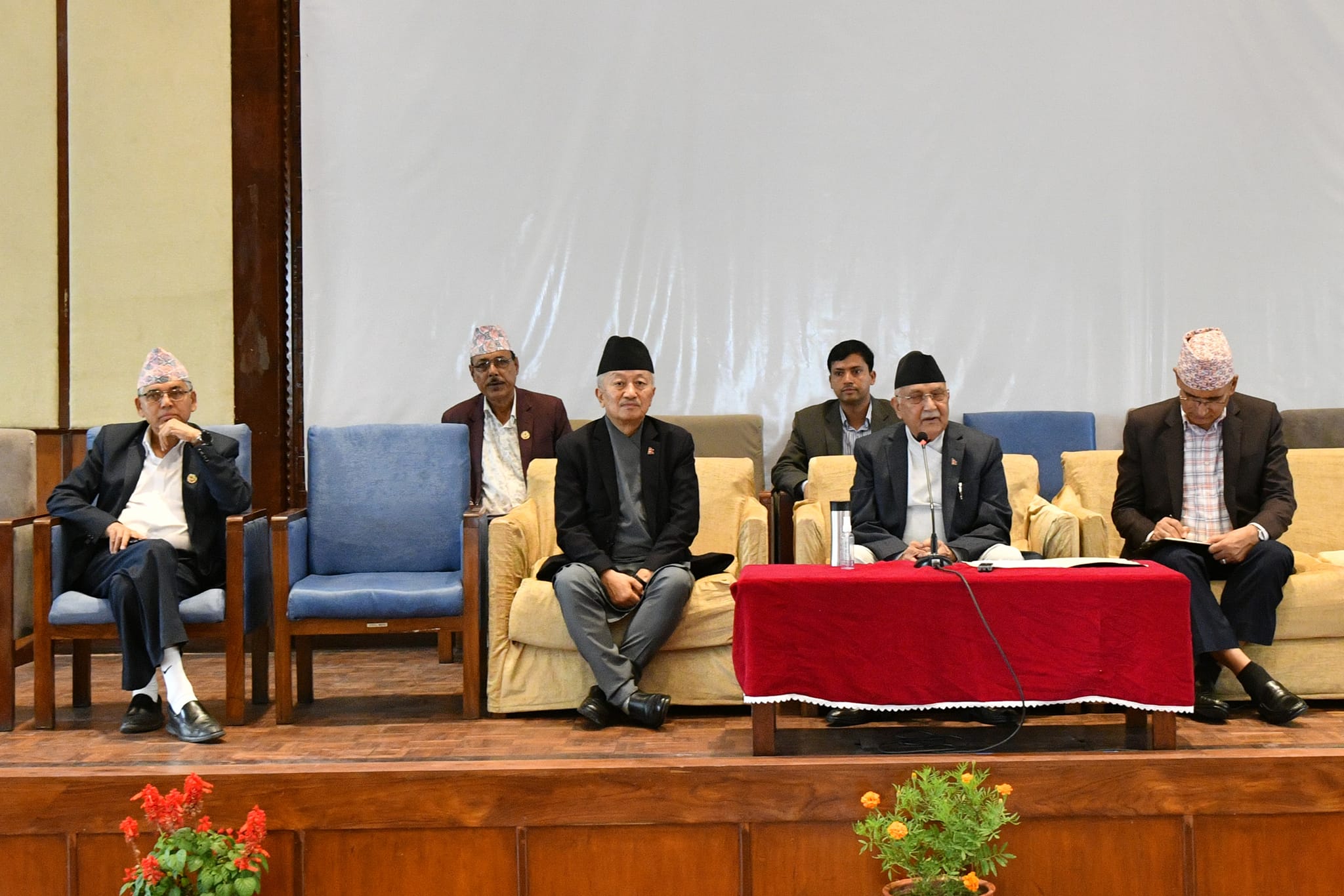 प्रधानमन्त्री प्रचण्डको अभिव्यक्तिविरूद्ध एमालेले सदन अवरूद्ध पार्ने
