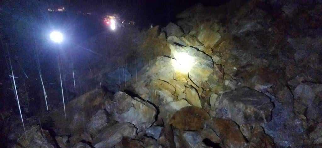 मुग्लिन नजिक नाग्दी खोलामा पहिरो, पृथ्वी राजमार्ग अवरुद्ध